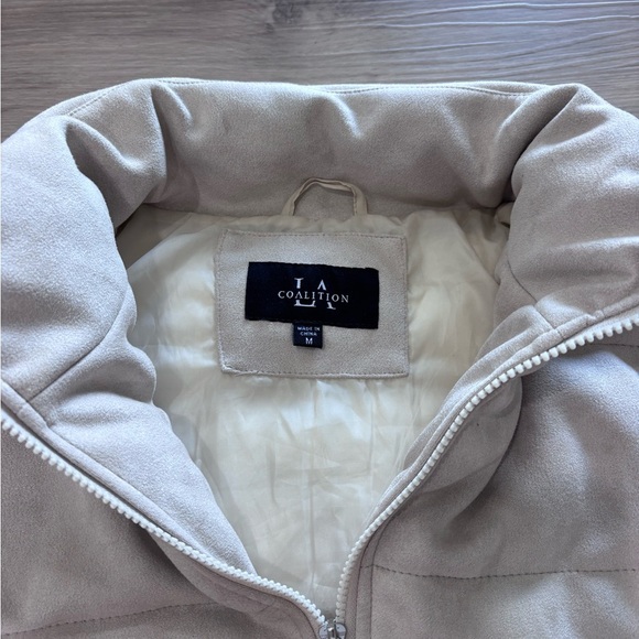 Coalition Cropped Cream Puffer Jacket – Size Medium – Excellent Condition - Picture 4 of 6